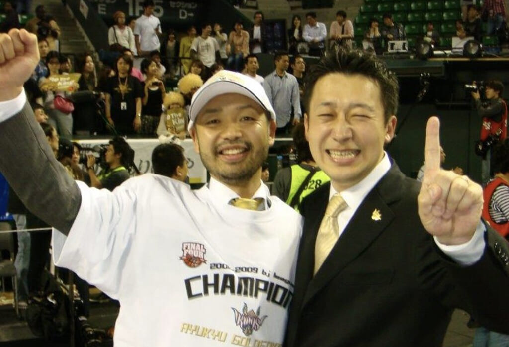 2009年、琉球ゴールデンキングスがBJリーグで初優勝した時の写真 (左 琉球ゴールデンキングス共同創業者 兼 初代社長 木村達郎氏)